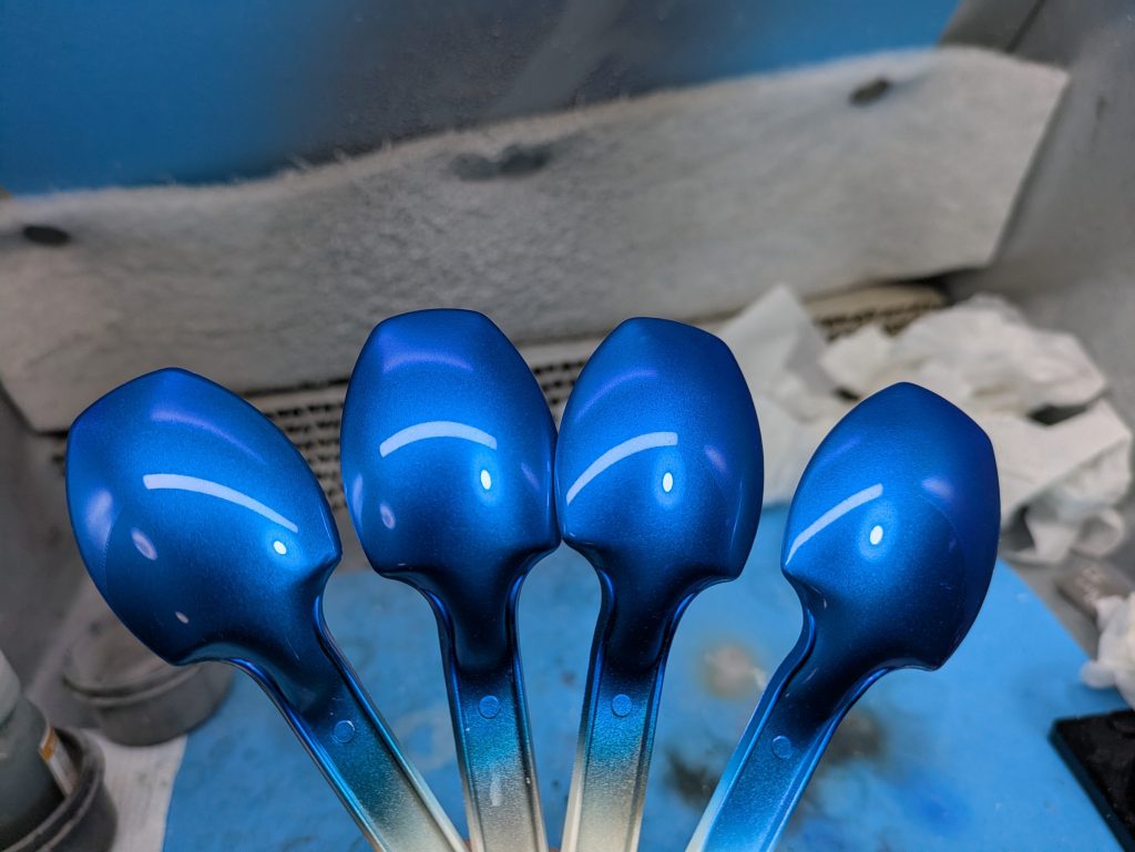 これわかるかなー🤔基本２４０番でやすってサフを吹いて番手変えて整えてブラック吹いて→シルバ→青クリア→光沢→コンパウンド1　スプーンに直接→ブラック　ヤスリ無し　サフ無し　2　240番→サフ→800番→ブラック→2000番→ブラック3　240番→サフ→1500番→ブラック4　240番→サフ→800番→ブラックどれがどれでしょうか？