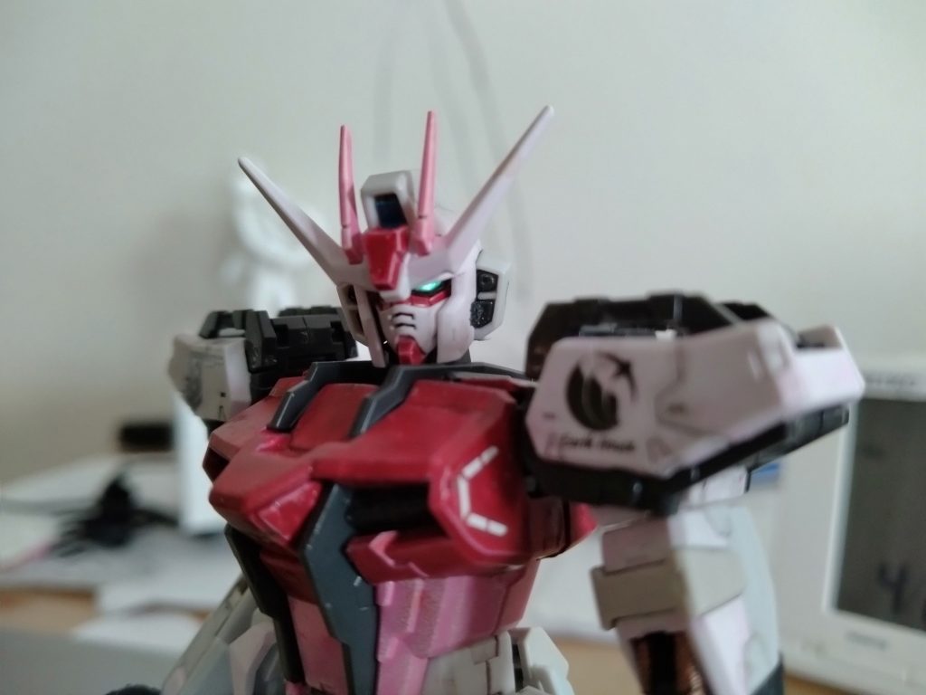 近くで見ると、よりムラが目立ちます…光の具合で、目が光ってるように見えてかっこいいかも全身に水星の魔女のデカールで良さげだったやつ貼ってます