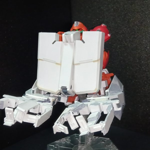 フロントスカートの全体像が出来て来ました。関節はネオジムで作成、裏側は変形の接続絡みでまだ未着手。まだMS形態自立出来ました。設定画のスカートの厚みがすごい。（2枚目）