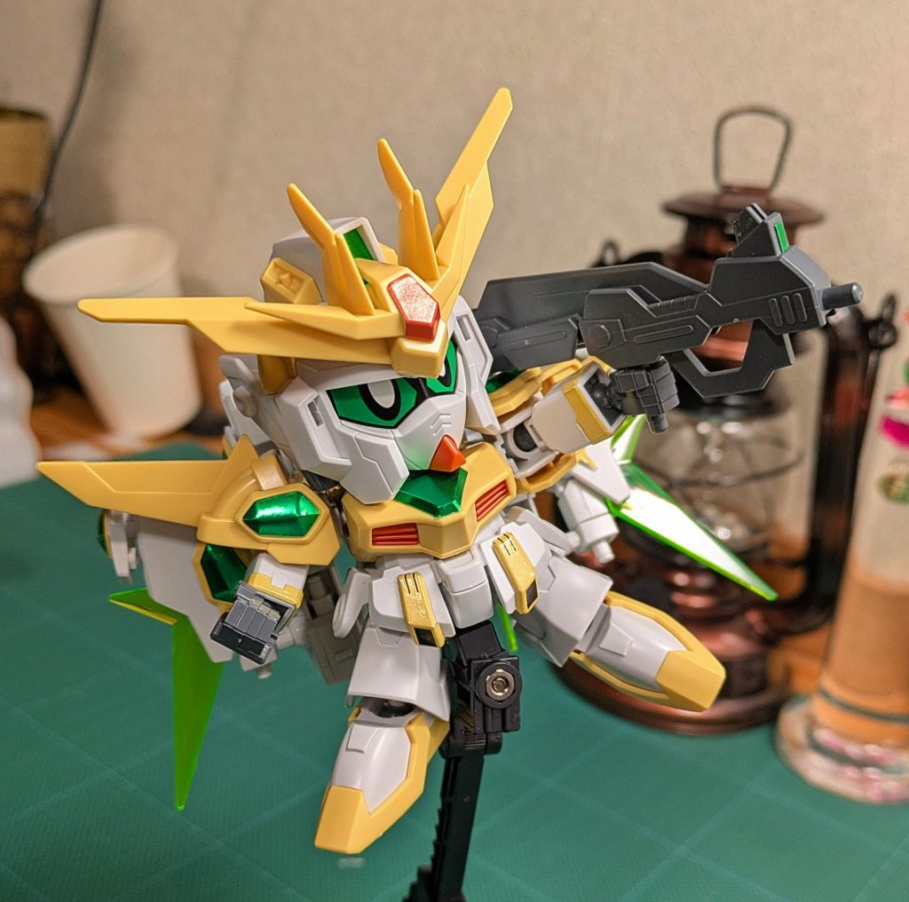 ポージングさせたいけど、腰動作が渋い！　というか全く回りませんｗSDは頭身が低い分、背面装備のまとまりが凄く良いです！　たぶんクリアパーツの相性もHGよりSDの方が良いです(個人的意見)^^