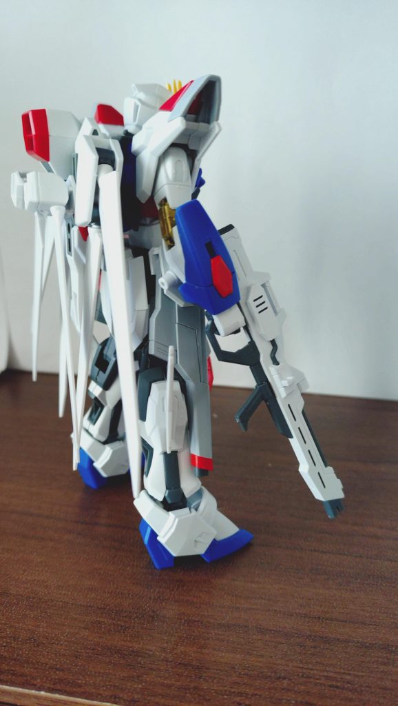 バックパックには6枚の羽があり、それらが可動することで3つのポジションを取ることができる