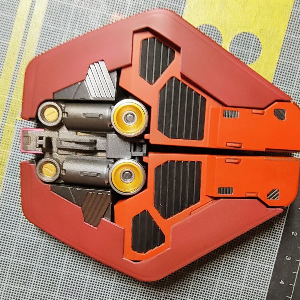 MG 1/100 MSN-04 サザビーVer.kaを作成中です。取り敢えず、左足とリアスカート、シールドまで完成。サイズが大きくパーツ数も多いため、部分ごとにバラし→表面処理→塗装と作業してます。次は右足と腰部。（5枚目）