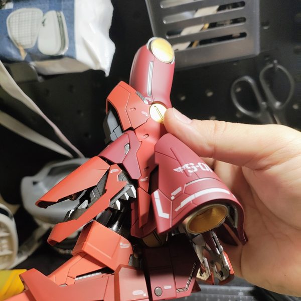 MG 1/100 MSN-04 サザビーVer.kaを作成中です。取り敢えず、左足とリアスカート、シールドまで完成。サイズが大きくパーツ数も多いため、部分ごとにバラし→表面処理→塗装と作業してます。次は右足と腰部。（4枚目）