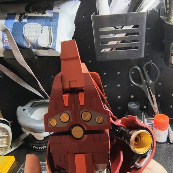 MG 1/100 MSN-04 サザビーVer.kaを作成中です。取り敢えず、左足とリアスカート、シールドまで完成。サイズが大きくパーツ数も多いため、部分ごとにバラし→表面処理→塗装と作業してます。次は右足と腰部。（3枚目）