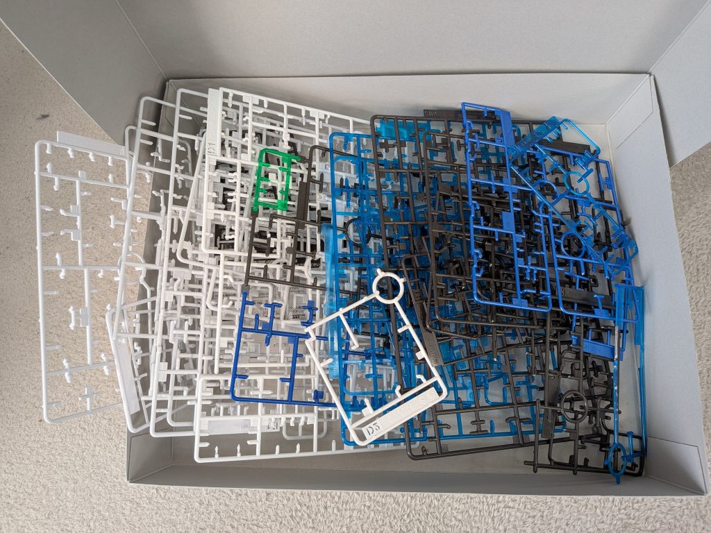 久しぶりに圧倒されるパーツ数でした。これだけのパーツ数だからこその完成度だと改めて思ったのと、すべては接着剤なしで作れるバンダイの技術に圧倒されるキットでした。最後までおつきあいありがとうございます