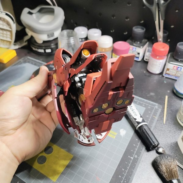 MG 1/100 MSN-04 サザビーVer.kaを作成中です。取り敢えず、左足とリアスカート、シールドまで完成。サイズが大きくパーツ数も多いため、部分ごとにバラし→表面処理→塗装と作業してます。次は右足と腰部。（2枚目）