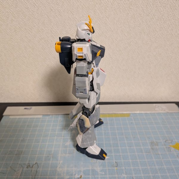 しばらく仮組みで放置してましたがマッシブにしてみたいと思いプラバンやパテをペタペタと貼りました。（3枚目）