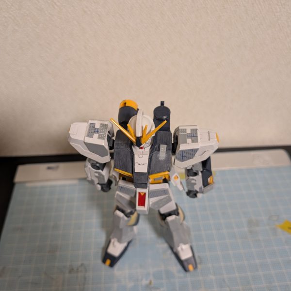 しばらく仮組みで放置してましたがマッシブにしてみたいと思いプラバンやパテをペタペタと貼りました。（4枚目）