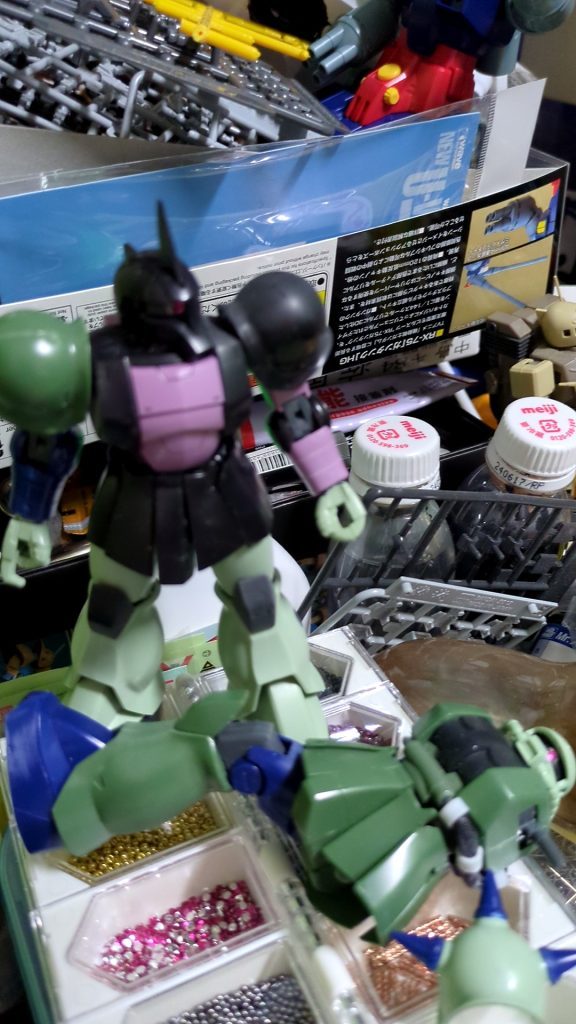 この画面下で横になっているのが製作途中です。ザクⅠも映っていますね。