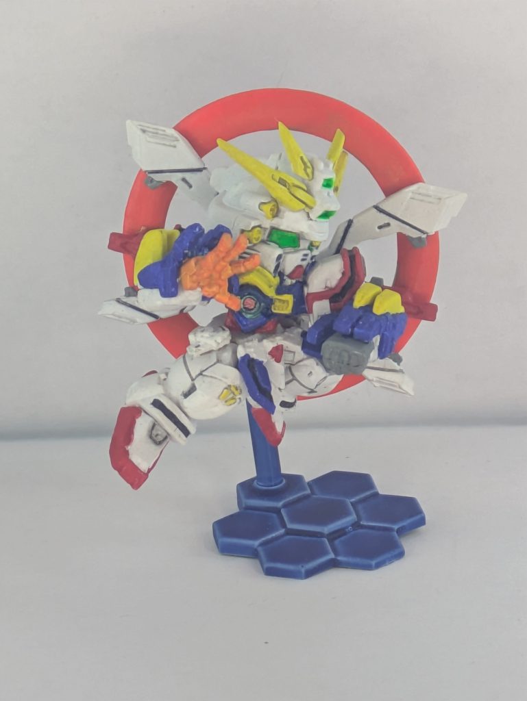 ベースホワイトを全身に吹いた後、手持ちのカラーで筆塗りからのスミ入れを施しました。胸中央も頑張って塗り分けました。