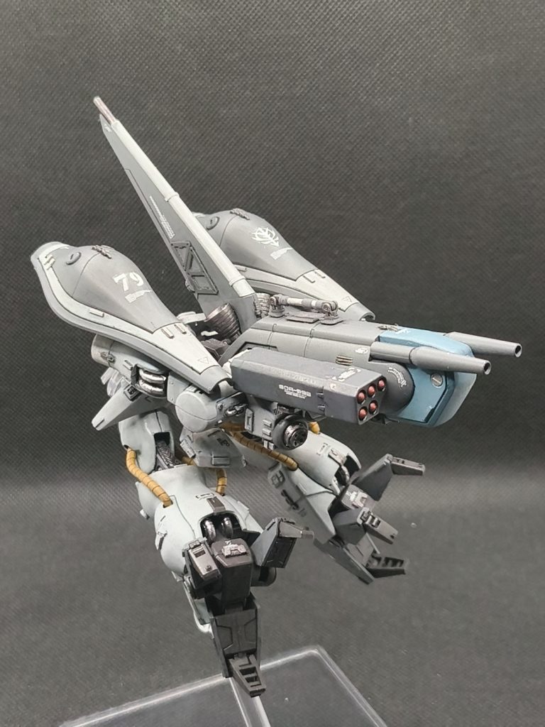 変形！・・・させると肩の合わせ目が目立ちます💦MS時はバインダーで隠れるからいいやと思って手抜きしました(zaku-kao4)でも、このクローがぐわっとなる感じはカッコいいですね！