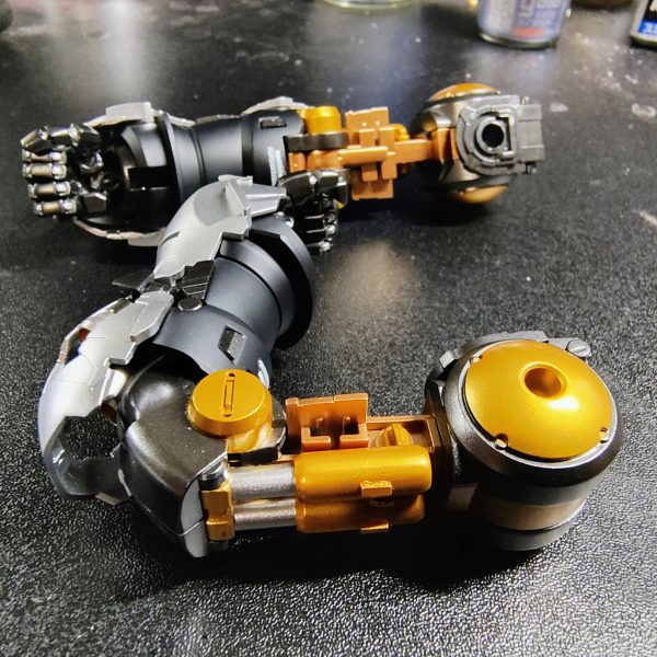 腕まで作成完了。素晴らしいキットですが、肩アーマーのモールドだけはどうしても気に入らなくて、オミットしたうえでエバーグリーンのプラ棒で元のデザインに近いディテールを追加。内部フレームちゃんと塗ると質感が上がりますね(gundam-kao2)あとは頭部、バックパック、武器を作れば終わり！最後まで手を抜かず頑張ります。（2枚目）