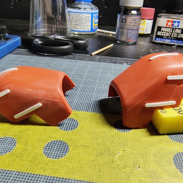 腕まで作成完了。素晴らしいキットですが、肩アーマーのモールドだけはどうしても気に入らなくて、オミットしたうえでエバーグリーンのプラ棒で元のデザインに近いディテールを追加。内部フレームちゃんと塗ると質感が上がりますね(gundam-kao2)あとは頭部、バックパック、武器を作れば終わり！最後まで手を抜かず頑張ります。（3枚目）