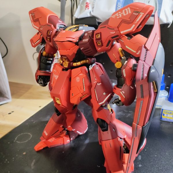 腕まで作成完了。素晴らしいキットですが、肩アーマーのモールドだけはどうしても気に入らなくて、オミットしたうえでエバーグリーンのプラ棒で元のデザインに近いディテールを追加。内部フレームちゃんと塗ると質感が上がりますね(gundam-kao2)あとは頭部、バックパック、武器を作れば終わり！最後まで手を抜かず頑張ります。（5枚目）