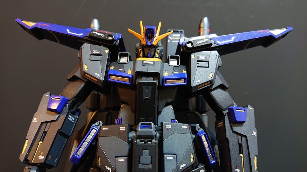 筋彫りはこの時が初めてだったので、アーマーで隠れるところで練習しながら進めました。慣れない筋彫りなので、直線的なものが多いです。完全我流なので逆にオリジナリティが出たかな?特に胸と肩のラインと色分けがシャープさも出て気に入ってます。今回の写真では分かりにくいけど頭部のラインも好き。(ほぼ見えないけど、、、)