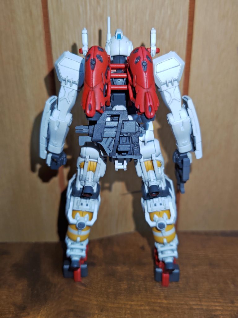 後ろ姿。背部スラスターをみてるとジオニック感があって、ゲルググと思うとこがある。