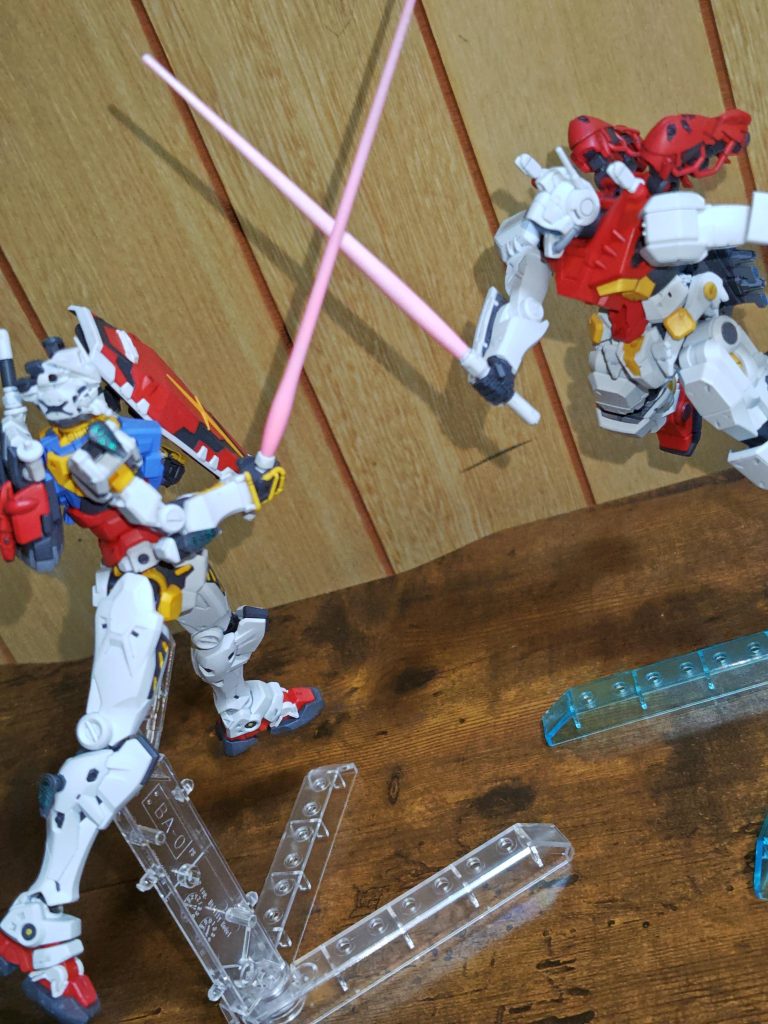 赤いガンダムがないので、白いガンダムと交戦させてみた。原作再現用に買うか悩むね。