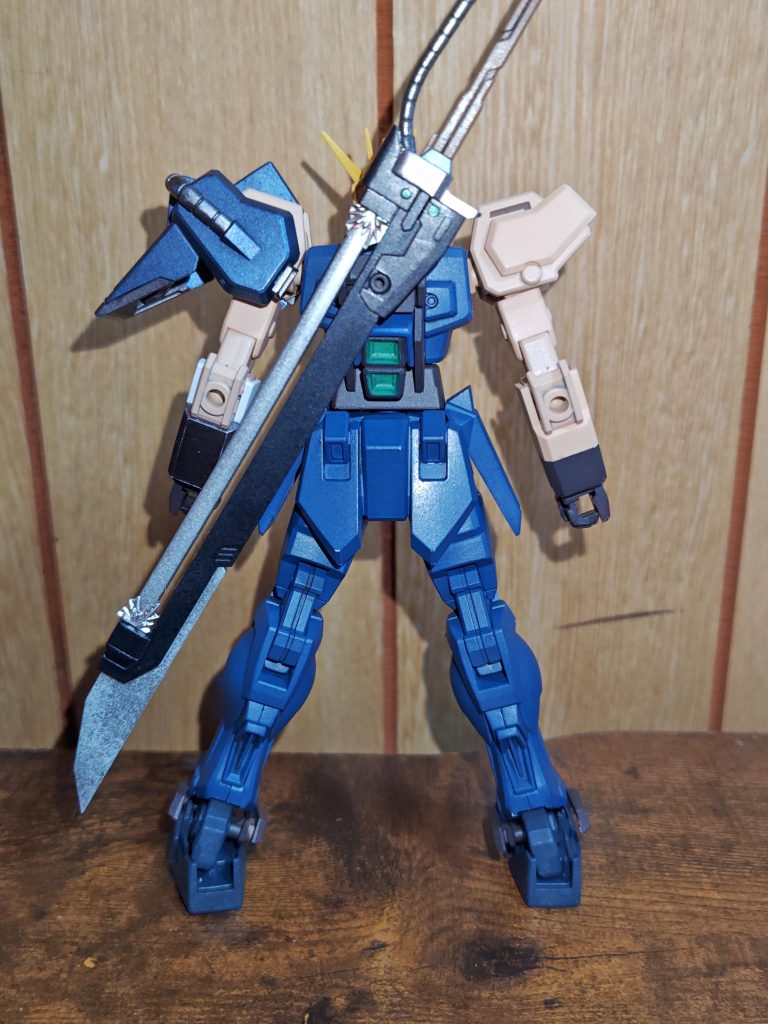 後ろ姿。バスターソードもいい感じで、元々の形状もよく、無加工でマテリアを装着した感じに塗装出来た♪魔晄のエネルギーで動いてる感じにイメージして、スラスター部分はそれっぽい色に塗装。