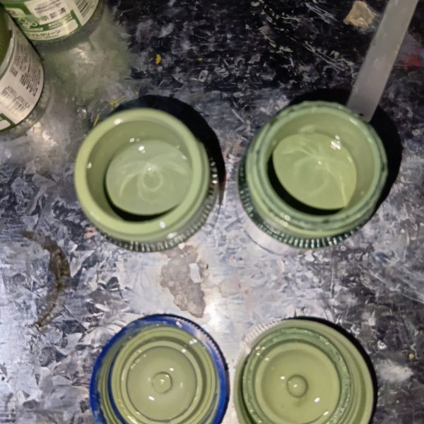 量産型ザクの薄い緑を写真の5色を混ぜて調色に挑戦できた色(向かって左)をアッセンブルカラーと比較するとやはり濁った色にアクリジョンはエアブラシ(電動の安物)で吹くのが難しいし、ラッカーは失敗すると落とせない水性のMSライトグリーンって売ってるの見たことないんですが、出てない？彩度とか明度とか学がない私には難しすぎます（2枚目）