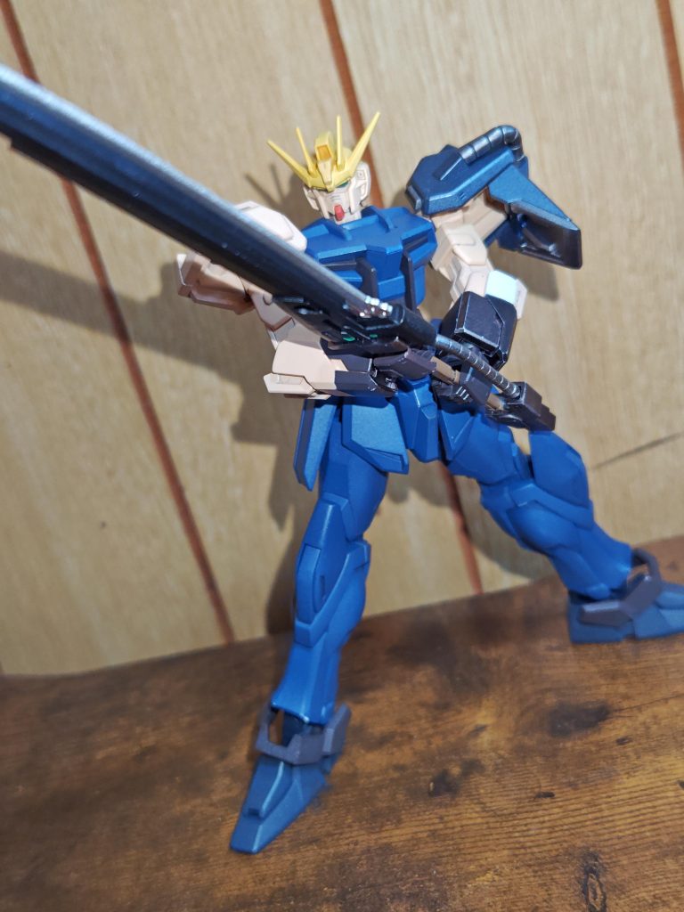 ソードを構えて。両手持ちはやはり動きの制限が多いな。もうちょっとポージングさせたかったな。