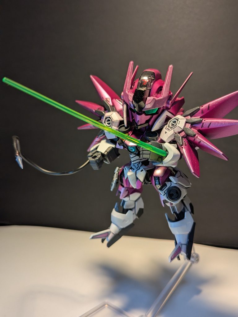 右はワイヤーアンカー左はビームサーベル　バックパックのバーニア、エスカッシャンのエネルギーを変換して出力を上げられるアクエリアスに付いていた肩からアンチMDウイルスを発生させる機能は使用目的が変化し、周囲の電気機械にウイルスを発生させ一時的に停止、誤作動させる使用中はエスカッシャンも誤作動する為、侵入、潜伏に使用