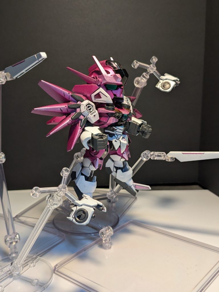 エスカッシャン展開左ビームサーベルの出力を上げにくくなるが、エスカッシャン展開しつつ、高速機動での接近戦がメイン