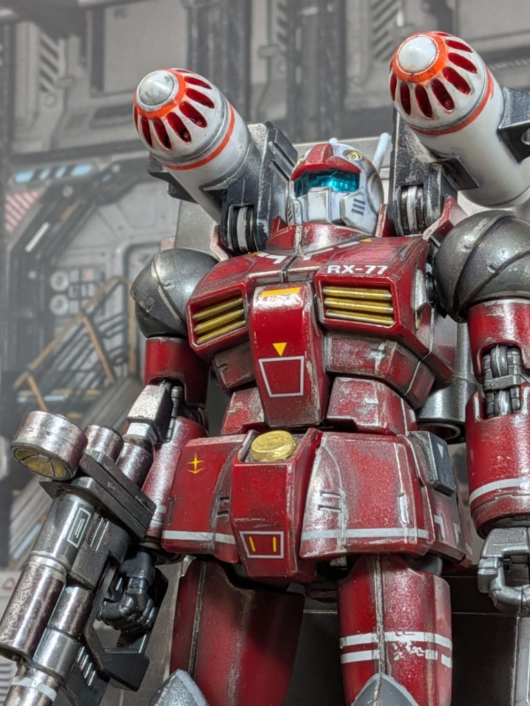 zzz……「クワイ少尉。……クワイ少尉!」寝息が聴こえる…、どうやら寝てるようだ。「こぉらっシズッ‼️」「ふえっ⁉️あっ…伯父さん………じゃなかった。司令、もう朝ですか❓️」「昼だ、バカ❗️それより敵襲だ。いつもの渓谷からフライトタイプが2機ほど此方に向かっている。早速迎撃に向かってくれ」「ええ〜っ、味方はどうしたんですか❓️」「別方面の敵を迎撃中だ。カタパルトで射出する。お前だけでも急行しろ」「ちょっとちょっと⁉️今度こそ死んじゃいますって❗️死んだら痛いんですよ❓️呪っちゃいますよ❓️」「死んだら聞いてやる。さっさと行ってこい❗️」「死んだら言えませーーーーんっ‼️」シズ少尉を乗せたガンキャノンは、無情にも発射されたのだった。