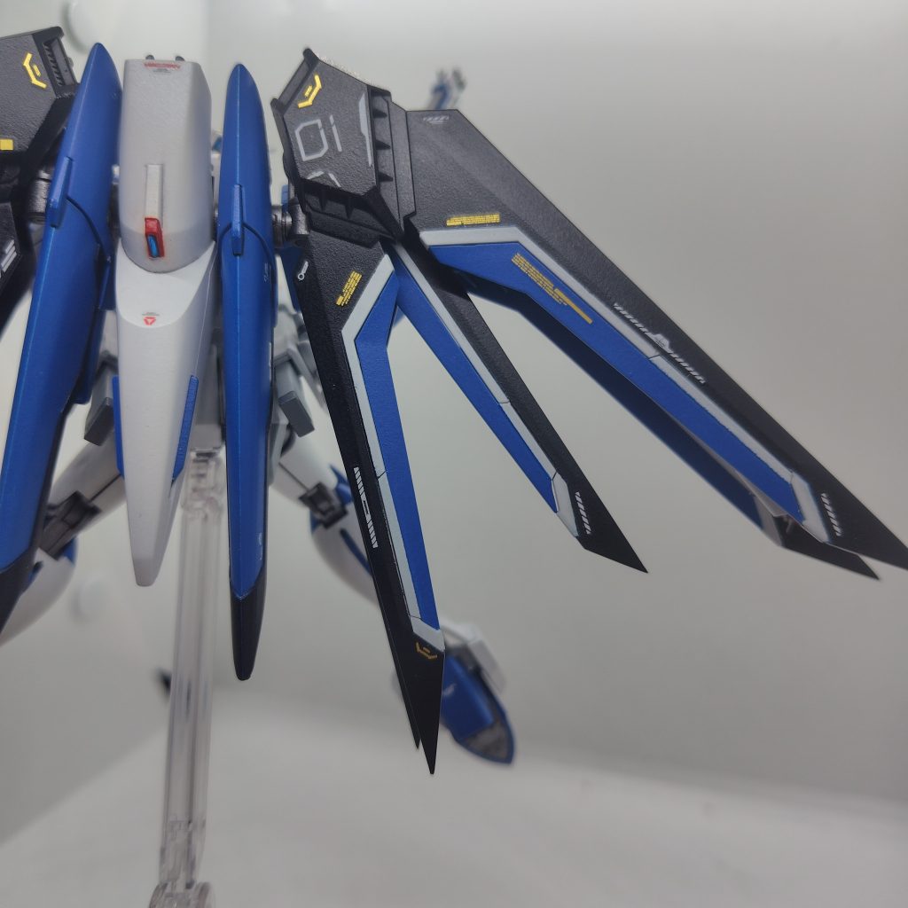 制作時間の大半がこの羽でした。先端にランナーをカットして接着、尖らせました。白のラインのマスキングが大変でした。。　&nbsp;