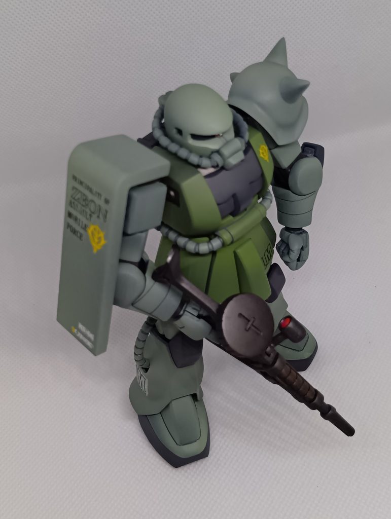 フロントアーマーと右足にLMのマークを貼ってますが、リガ・ミリティアではなく、リリーマルレーンのつもり搭乗者はブリティッシュ作戦時のデトローフコッセルさんですザク乗るんか？と思うんですが、まぁいいかと、リリーマルレーンもないかもですが、ザンジバルは開戦時には既にあったとかなかったとか、まぁ自由だ！に乗っかります&nbsp;