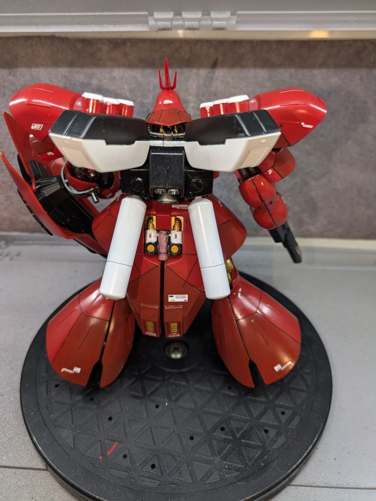 背面から。シナンジュのバックパックを意識して、ファンネルコンテナ下部を白、プロペラントタンクを白で塗装しました。以上よろしくお願いします