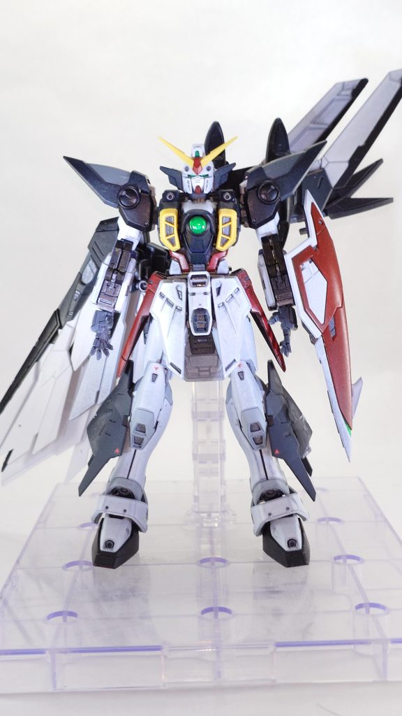 翼の可動域を広げたら、こんな感じになったので翼の形を「X」と「/」にできるのでX/ウイングガンダムです。