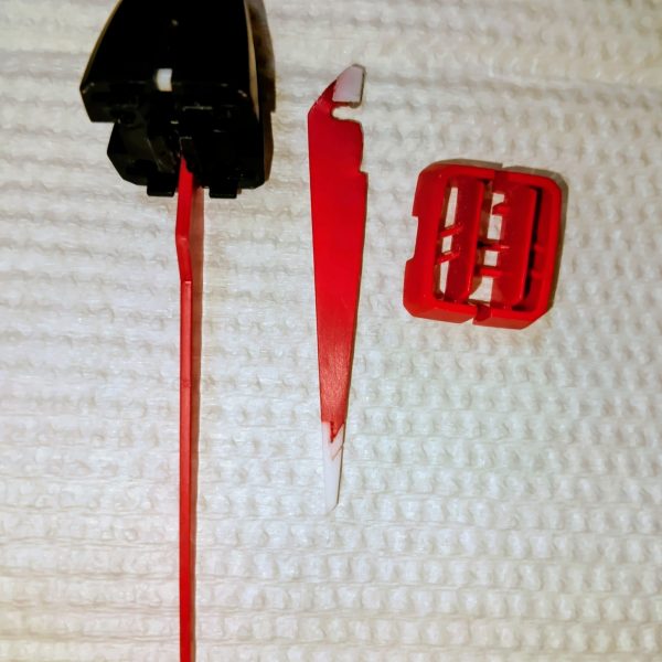 パーフェクトストライクを作ろうと１年前に購入したオプションパーツセット01、02を作ったところで力尽き積んであったものを開封今回はあまりイジらず、週末には完成したいバーニアの上の羽だけ、2ミリプラ棒軸で折りたたみ式に…あぁまたイジり出している😞と思い下は辞めました(根性無し)（2枚目）