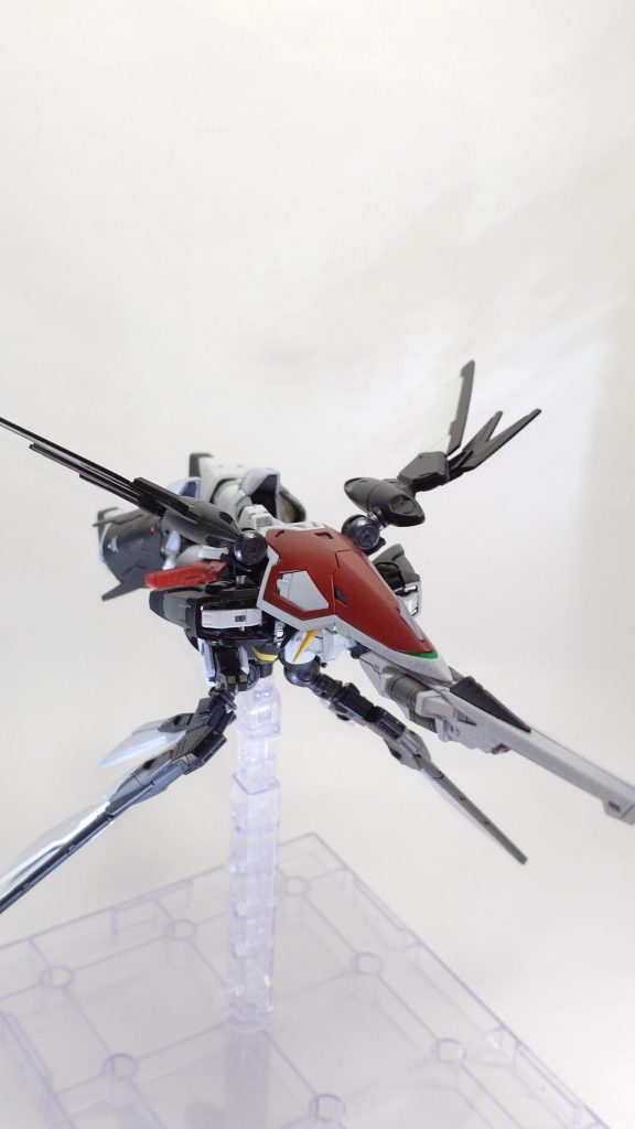 翼をX状にしたのは通常飛行形態と考えています。後ガウォークモードも取りたかったのですが、やろうとしたところ、脚部で変な音がしたのでやめました。一応、破損はなかったので、安全に飾っています。