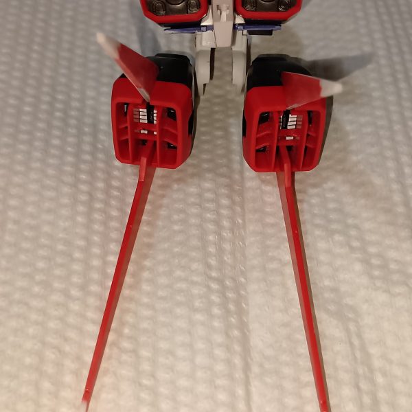 簡単に週末までには完成させようと思っていたのに、気付いたら真っ二つになっていたエールストライカー参考にしようとメタルビルドの画像を見たら、何か全く違く、どうやって羽を畳んでるのかなぁ等と構造を解析？していたらゴーストが囁いていました😅今風に言うと、「切れ！とガンダムが言っている」みたいな完成するか不安（2枚目）