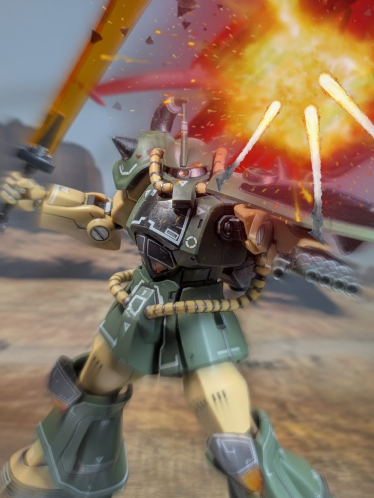 続いてミサイルランチャーが飛んでくる。ズガーン‼️咄嗟にドダイYSを乗り捨て、単身飛び出すグフ「見事だなっ❗️しかし接近してしまえばキャノンなど‼️」