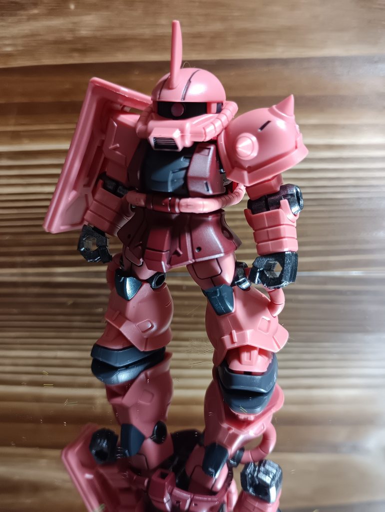 まずは正面から。モビルスーツアンサンブル特有のアレンジが施されていて、とてもかっこいいです!!関節はタミヤのスプレーのガンメタを使用しています!!ただ一回吹いただけで綺麗なメタリックになるので、本当にオススメです!!色分けに関しては、塗装とパーツ分けで完璧ですね!!モノアイも可動します!