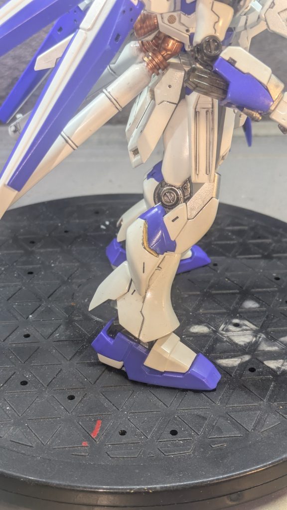 脚部のサイコフレーム。改修してカッコよく作ってる人いたけど、今の自分の技術だと、これが精一杯😭まだまだ修行あるのみ！！