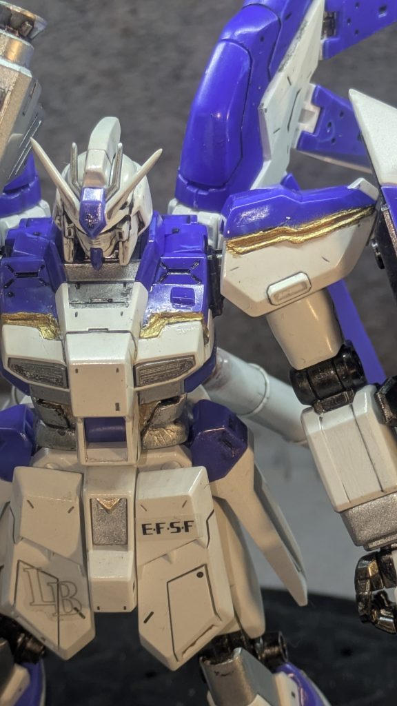 胸部、肩部のサイコフレーム。まだまだ作りが甘い。