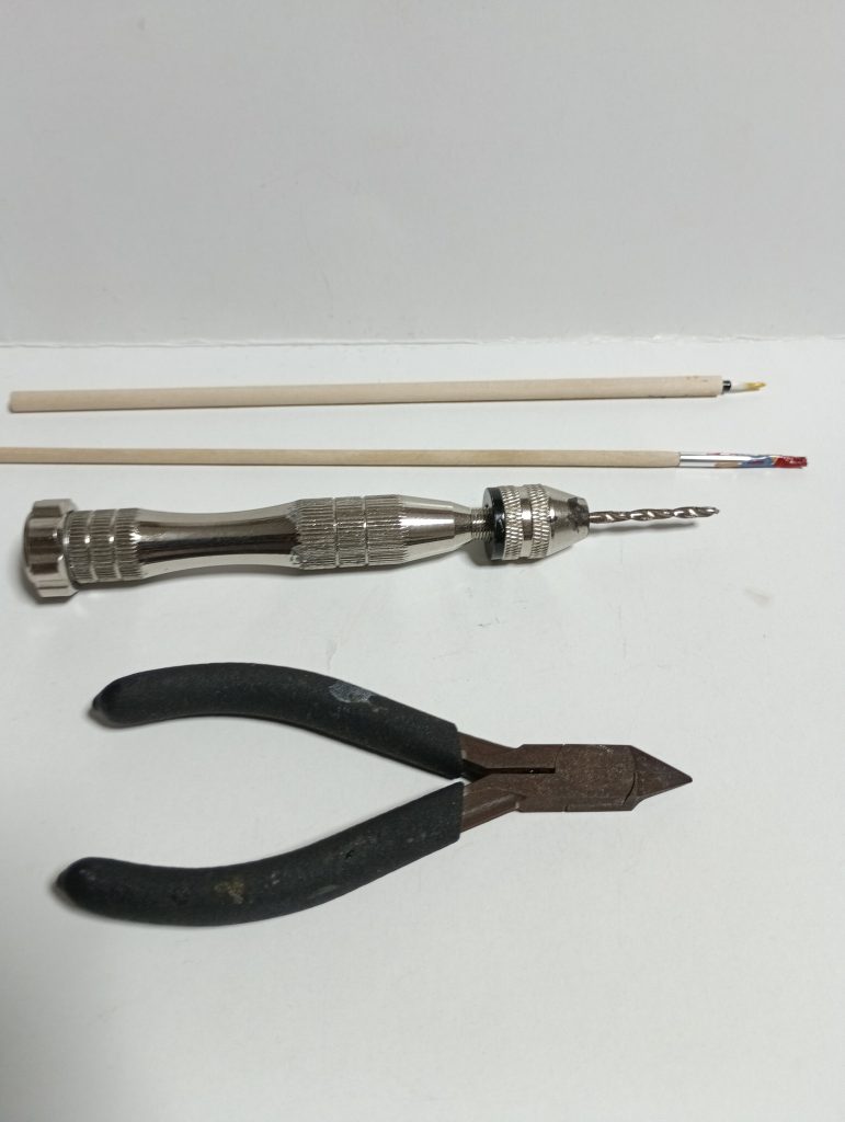 まずはいつも使用している工具から。自分で言うのも変ですが、ニッパーはタミヤのちょっといいやつ使ってます笑ピンバイスは、なんか家に落ちてました笑筆は、前までは100円の絵をかく用の筆を使っていたのですが、流石に使いづらくなって買い換えました笑…ゆうて150円位のですが…笑