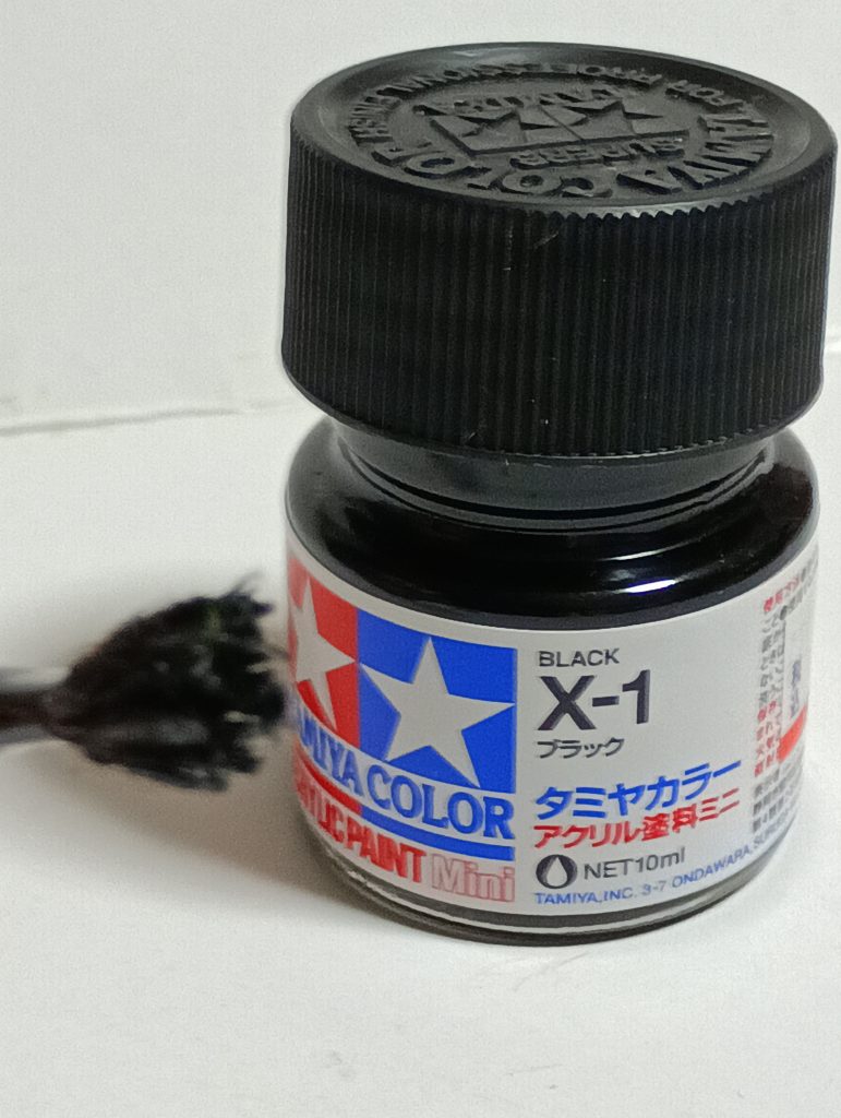 実は、タミヤウェザリングカラーに付いている筆のボサボサのほうと、黒い塗料を使っています！&nbsp;
