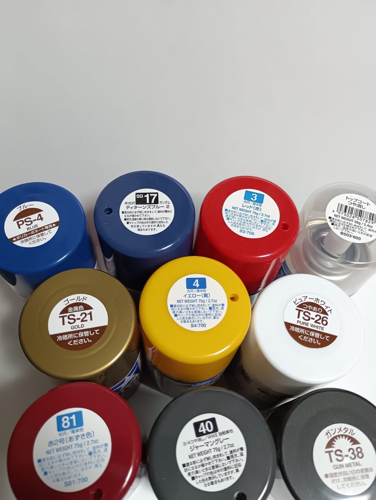 続いてこれがチルチルの真骨頂！スプレーです！…え？知らない？はい、あんまり自分がスプレー塗装をしているイメージはないと思います！笑ですが、いつも面d…時短で済ませたい自分は、スプレーでのランナー塗装をすることが多いです！覚えておいてください！笑トップコートは、つや消し派なので、つや消ししか持っていません！！光沢も持っていたんですが、友達に科してから帰ってきません！笑