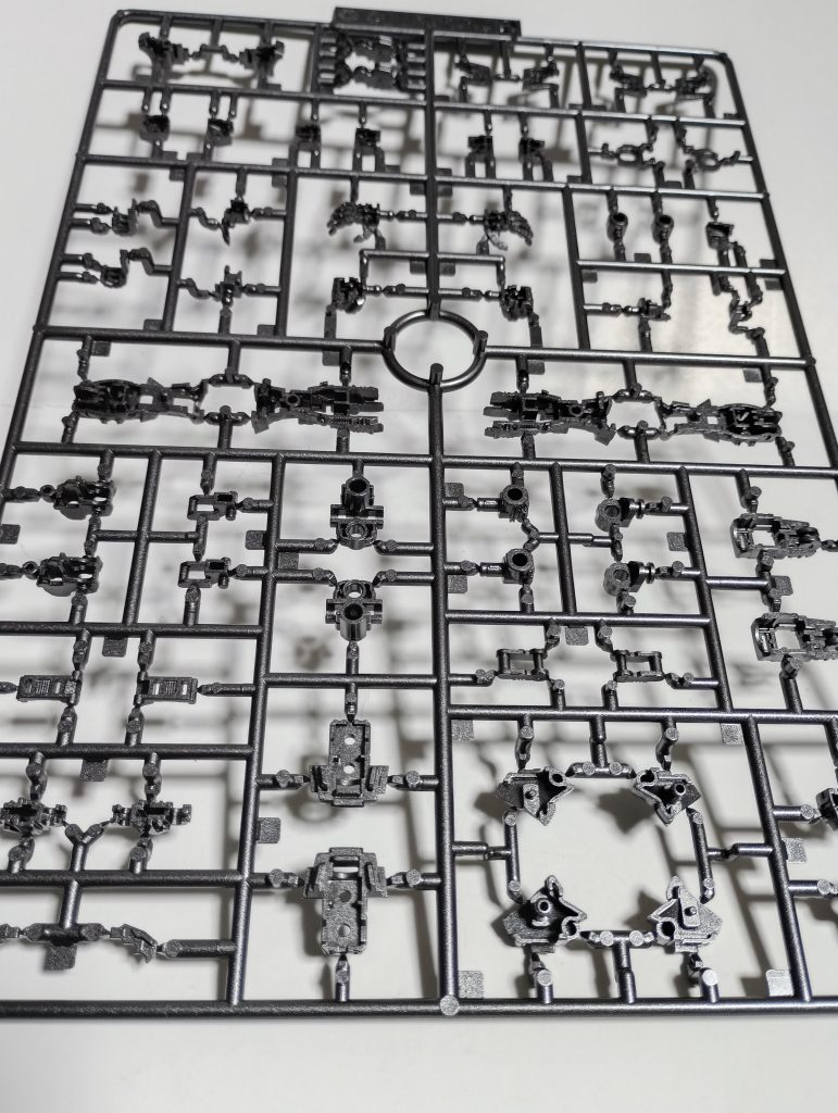 これは、ランナーにガンメタを一回、たった一回だけ塗装したものです！どうですか！？写真では分かりづらいですが、めっちゃキラキラしてます！マチュもびっくり！ちなみにこれ何のランナーだと思いますか？分かったらコメントで！笑