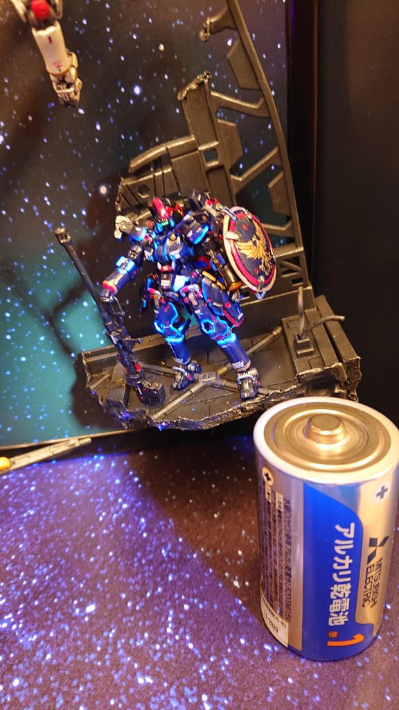 宇宙ゴミの乾電池と2ショット。(単3ではなく単1と並べることで、より一層小さく見せるという姑息な手段)