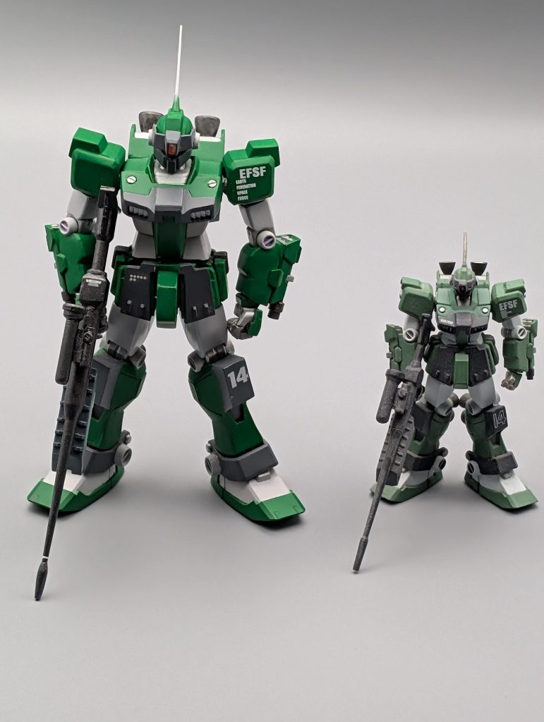 右が元ネタ。本体の緑はもっとカーキによせてもよかったかも。