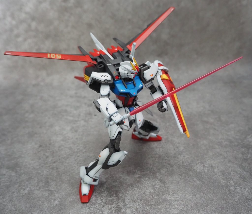 サーベルはやや太いものがオプションパーツにセットされていました。光沢感はHGCEの方がありそうな!?