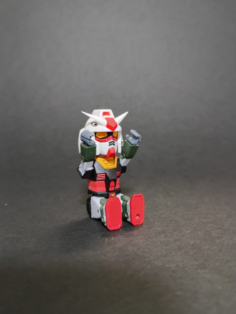 続いて可動範囲。腕は上下するものの、肘は動かず、潟も開けません。頭部と腰は回転します。足は前後し、なかなか小さいのですが、膝も曲がります！！上の写真のように、お座りポーズもとれますよ！