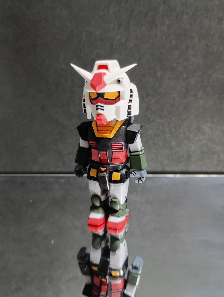 いつもの鏡背景で。プロポーションは、頭がでかいのですが、SD体型ではない、少し不思議な体型です！ですが、それのお陰でこのかわいさが出ているのかもしれませんね！！サイズはモビルスーツアンサンブルよりと同じくらいです！今回は墨入れのみ施していて、色は足していません！箱から出しただけで、腰のVまで色分けされています！！流石750円するだけあって、素晴らしい色分けではないでしょうか！(自分は半額で買いましたが笑)ですが、少しだけ残念なのは塗装精度。少しだけはみ出しが多いように感じます。ですが、前から見る分には大丈夫です！