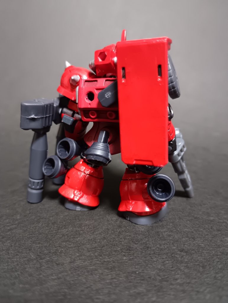 背面から。高機動型ザクをイメージして、バーニアを足やスカートに付けまくりました！背中のシールドは、｢モビルスーツって後ろからの攻撃防ぐ方法なくね？｣と思ったので、自由に動いてガードするという設定で、背中に取り付けました！それでは、武装を紹介しながら、ポージング行ってみましょう！