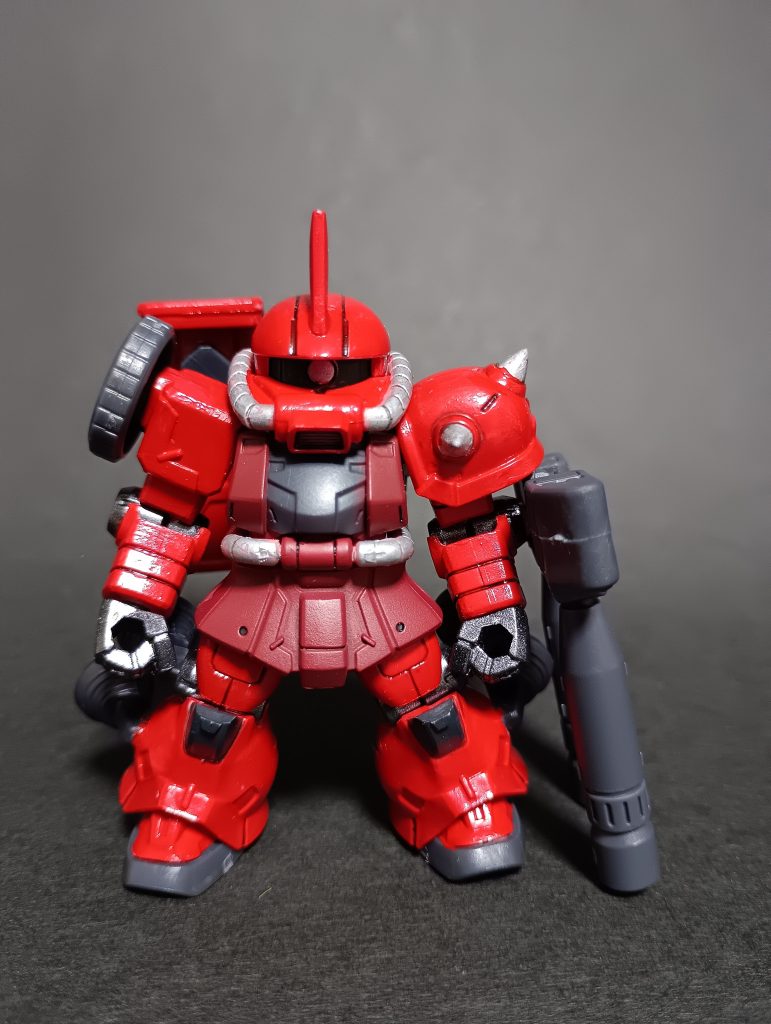 まずは正面から。本体は30弾のシャア専用ザクです！！それを水性ホビーカラーのモンザレットで塗り塗りしました！ツヤ感がいい感じだと思います！スパイクや動力パイプは、アクセントになるようにシルバーで塗り分けました！今回のコンセプトは、武装をモリモリにすることだったので、ZZガンダムを参考にして、腕にもライフルを付けてみました！右肩に付いているのは、ザクマシンガンのマガジン部分です！