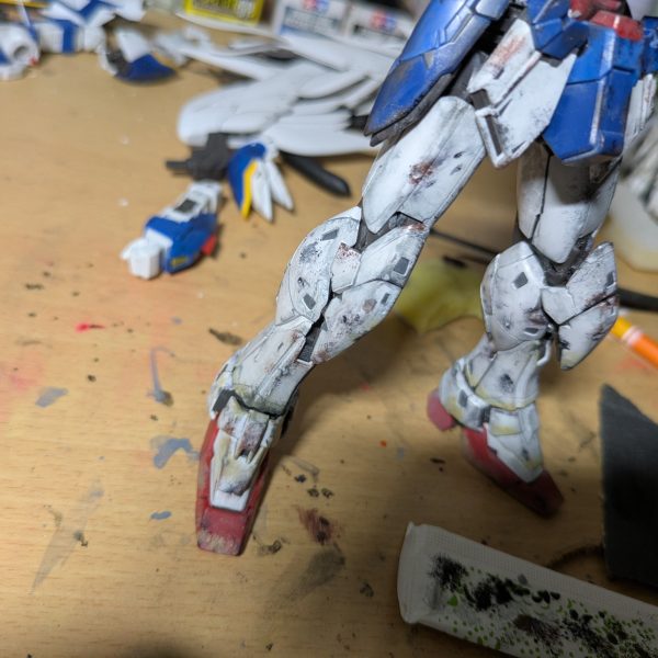 つぶやきで投稿していたウイングゼロewのウェザリングです。初めてダメージ加工をしてみたのもあって時間がかかっています。（3枚目）
